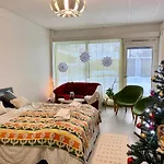 Lägenhet Joy - Cosy 950m From The Train Station