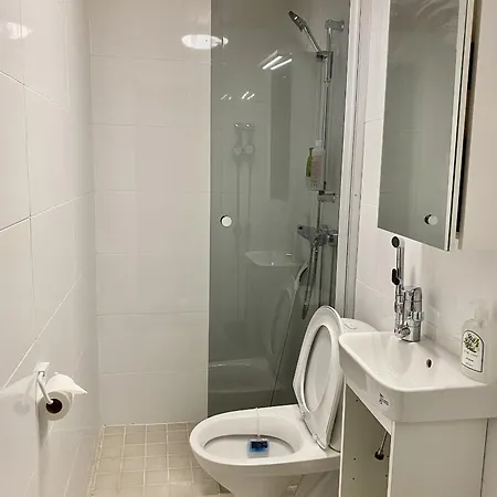 Joy - Cosy 950m From The Train Station Апартаменты