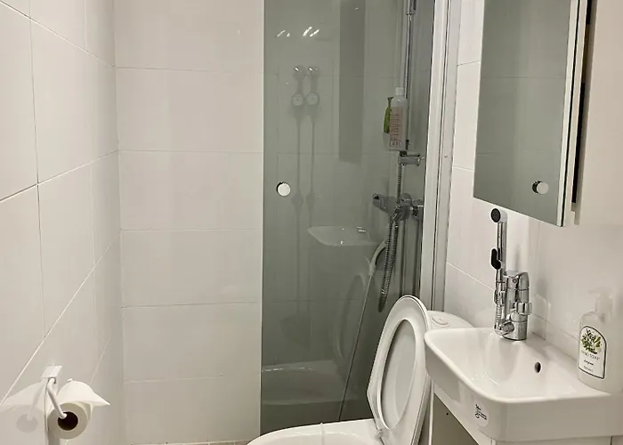 Joy - Cosy 950m From The Train Station Апартаменты